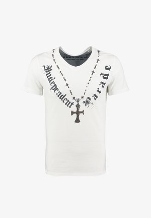 Witte V-hals T-shirt met een gedrukt ontwerp van een gespikkelde kruisketting en de tekst "Independent Travel" in gotisch lettertype.