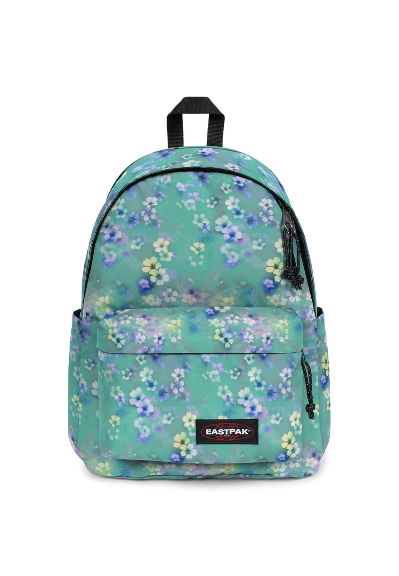 Mochila con estampado floral en verde menta. Presenta un bolsillo frontal, asa superior y detalles en negro en los cremalleras. Ideal para uso casual.