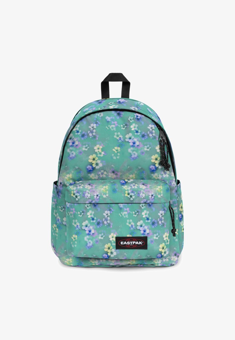 Mochila con estampado floral en verde menta. Presenta un bolsillo frontal, asa superior y detalles en negro en los cremalleras. Ideal para uso casual.