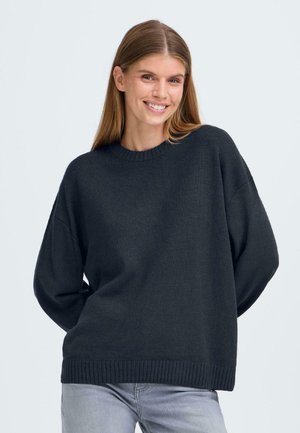 Pull en tricot gris foncé avec un col rond, des manches raglan et un ourlet côtelé. Texture douce, coupe oversize et design décontracté.
