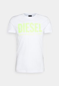 Bílý bavlněný tričko s nápisem "DIESEL" v neonově žluté barvě a menším textem "PRO ÚSPĚŠNÝ ŽIVOT" níže. Krátké rukávy a kulatý výstřih.