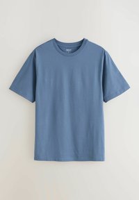 Blå crew neck t-shirt gjord av mjuk bomull. Korta ärmar, avslappnad passform och en mjuk textur. Lappen säger "NEXT," storlek M.