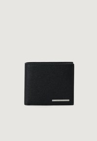 Czarny skórzany portfel bifold o fakturowanej powierzchni z małą srebrną plakietką z logo Armani Exchange na dolnym prawym rogu.