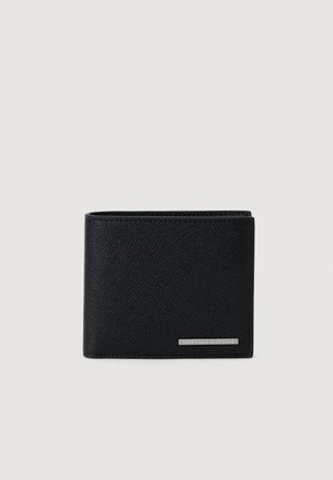 Portefeuille bifold en cuir noir texturé avec une petite plaque logo argentée d'Armani Exchange en bas à droite.
