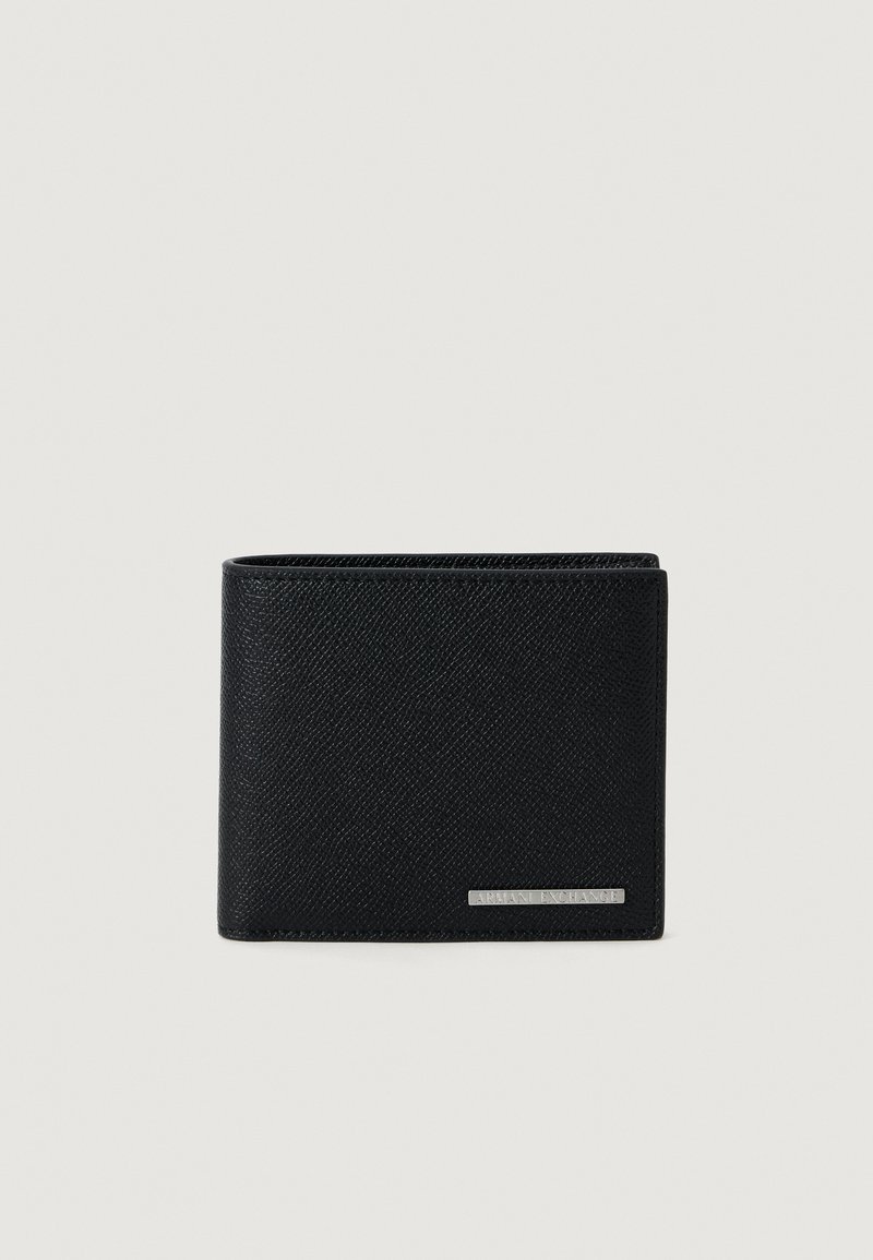 Czarny skórzany portfel bifold o fakturowanej powierzchni z małą srebrną plakietką z logo Armani Exchange na dolnym prawym rogu.