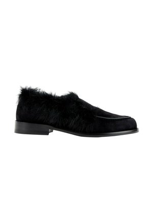 Chaussure loafer noire avec une semelle plate et une fourrure duveteuse couvrant les côtés supérieurs et la zone du talon.