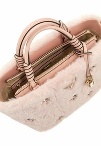 Sac à main en fausse fourrure rose avec des poignées en cuir lisse, fermeture zippée, accents en métal doré et détails décoratifs en strass.