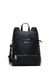 Sac à dos en cuir noir avec une surface texturée, deux bretelles réglables, une poche zippée à l'avant et un détail de logo.