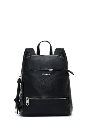 Sac à dos en cuir noir avec une surface texturée, deux bretelles réglables, une poche zippée à l'avant et un détail de logo.