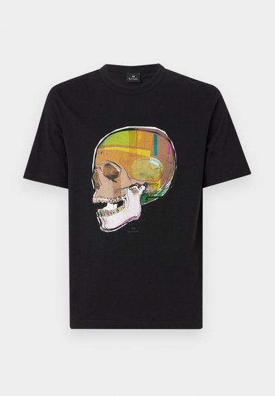 Μαύρη βαμβακερή μπλούζα με σχέδιο πολύχρωμου κρανίου που περιλαμβάνει αποχρώσεις καφέ, πράσινου και ροζ, με έντονες γραμμές περιγράμματος.