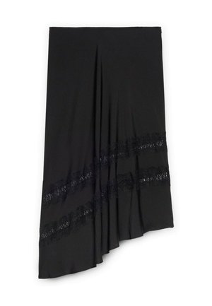 Jupe noire avec un design en couches, un ourlet diagonal, un tissu texturé et des accents en dentelle noire décorative près du bas.