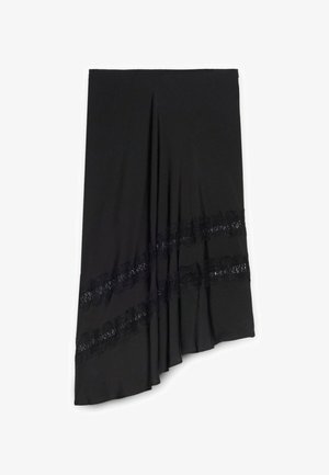Gonna nera con un design stratificato e un orlo diagonale, tessuto testurizzato e decorazioni in pizzo nero vicino al fondo.