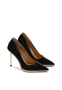 Mustan kiiltävä nahka korkokengät, joissa on terävä kärki, tyylikäs muotoilu, kultainen yksityiskohta pohjassa ja stilettikorko.