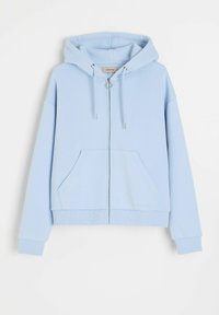 Jasnoniebieska bluza z kapturem zapinana na zamek, z przednimi kieszeniami, regulowanym kapturem na sznurek oraz ściągaczami na mankietach i u dołu, prezentowana na gładkim tle.