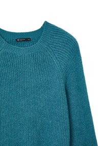 Maglione a maglia verde acqua con scollatura a girocollo a coste e maniche lunghe a raglan, che mostra la parte superiore e l'etichetta del marchio all'interno del colletto.