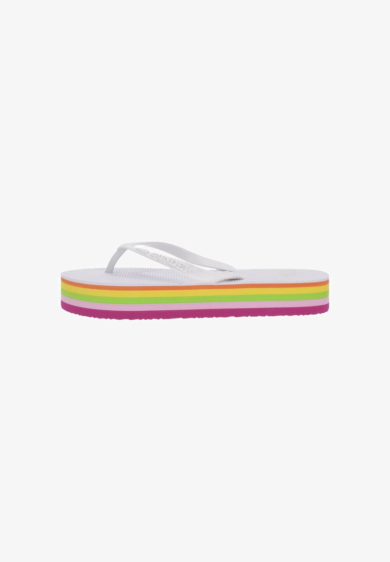 Chanclas blancas con suela texturizada, que presentan un talón en capas con rayas de arcoíris en rosa, verde, naranja y amarillo. Las tiras también son blancas.