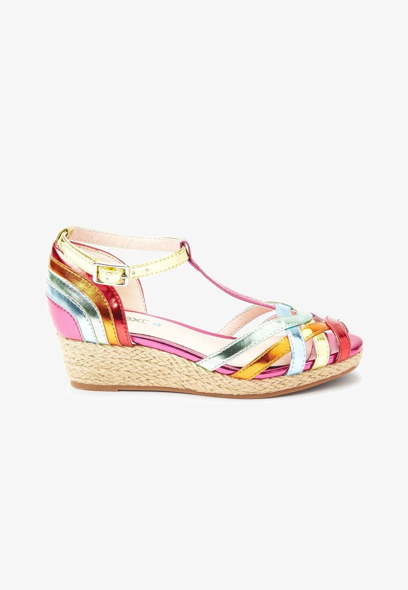 Sandale compensée avec semelle tressée en fibres naturelles et brides métalliques multicolores rose, or, argent, bleu et orange avec une boucle à la cheville.