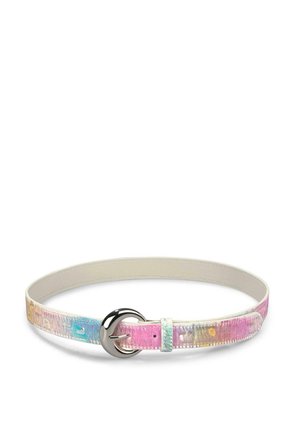 Cinturón de piel con patrón tie-dye multicolor en tonos pastel y hebilla redonda plateada pulida, presentado curvado sobre fondo blanco.