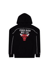 Crna dukserica s kapuljačom s crvenim logom Chicago Bulls i grafikom bika sprijeda. Ima bijele detalje uz šavove i kengurufrku.