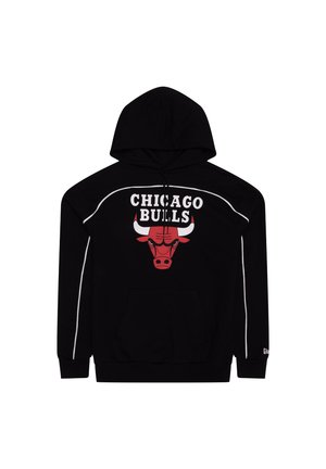 Fekete kapucnis pulóver piros Chicago Bulls logóval és egy bika grafikával az elején. Fehér díszítéssel a varrások mentén és kenguru zsebbel rendelkezik.
