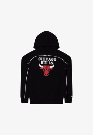 Fekete kapucnis pulóver piros Chicago Bulls logóval és egy bika grafikával az elején. Fehér díszítéssel a varrások mentén és kenguru zsebbel rendelkezik.