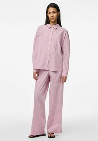 Set di pigiama leggero a righe rosa e bianche, composto da una camicia con colletto e bottoni e pantaloni abbinati larghi.
