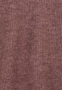 Gestrickter Stoff in einem gedämpften Burgunderrot, mit einem vertikalen Rippenmuster, weicher Textur und feinen Tonvariationen.