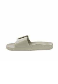 Infradito grigio chiaro con punta aperta e una larga fascia sul collo del piede, caratterizzato da una superficie liscia opaca e un design minimalista.