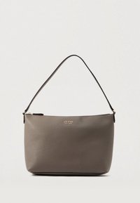 Bolsa Guess em pele taupe texturizada, com fecho superior e alça única, de formato retangular simples, sobre fundo claro.