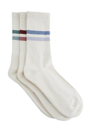 Drie paar witte kousen met boord, elk voorzien van twee gekleurde horizontale strepen in blauwe, rode en groene tinten.