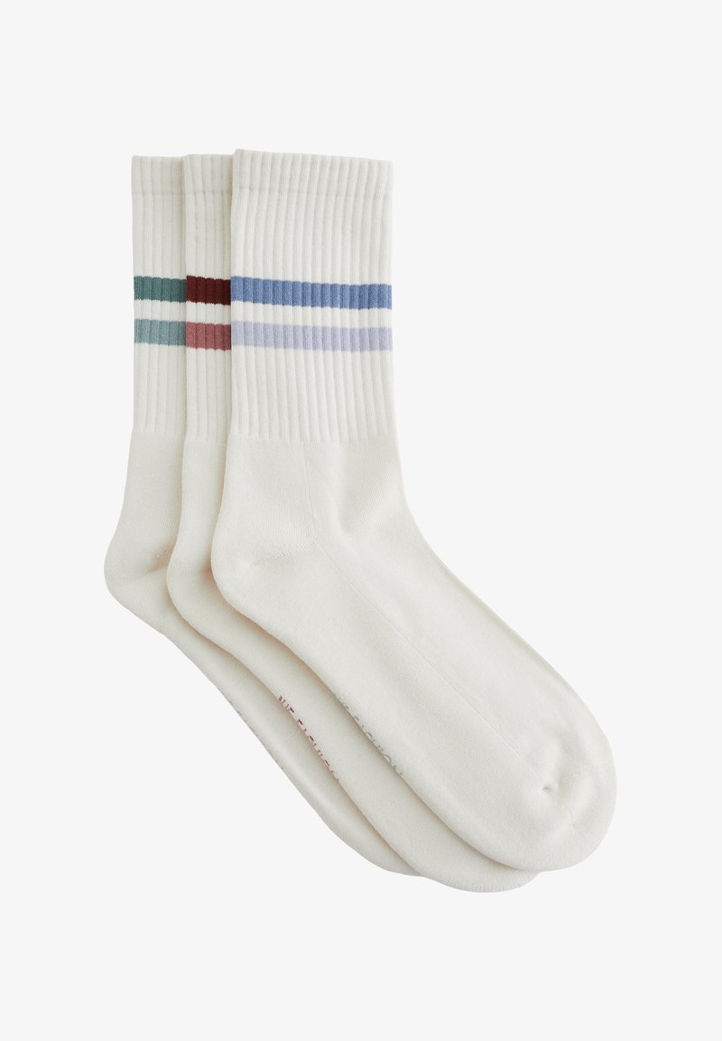 Trois paires de chaussettes blanches montantes avec des bordures côtelées, chacune arborant deux rayures horizontales colorées dans des nuances de bleu, rouge et vert.