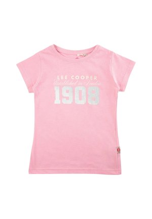 T-shirt rose à manches courtes avec l'inscription "LEE COOPER Established in London 1908" en blanc sur le devant et une petite étiquette latérale.