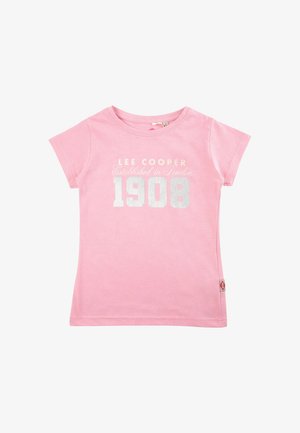 T-shirt rose à manches courtes avec l'inscription "LEE COOPER Established in London 1908" en blanc sur le devant et une petite étiquette latérale.