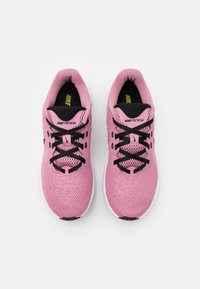 Scarpe da corsa in rete rosa con lacci neri, occhielli rinforzati e suola bianca. Presentano il marchio "Nike Renew" sulla linguetta e sull'intersuola.