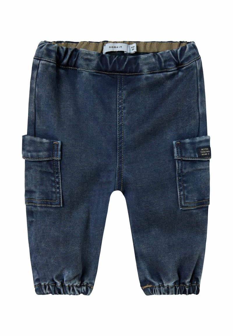Denim jogger hlače temno modre barve z elastičnim pasom, zgrabljenimi gležnji in dvema stranskima žepoma s šivanjem.