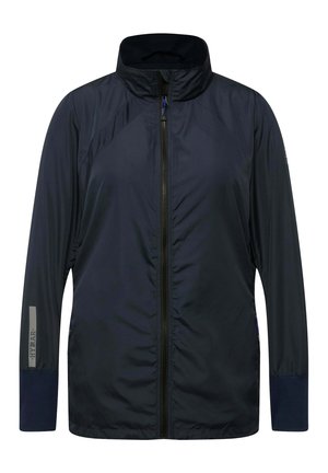 Giacca leggera blu navy con zip, colletto alto, texture liscia e dettagli perforati sulle spalle. Presenta un accento riflettente sulla manica.