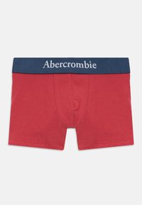 Røde boksershorts med en marineblå linning som har hvit "Abercrombie" tekst. Laget av glatt bomull, med en tettsittende design og kort kutt.