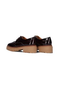 Glanzend donkerbruin gepatenteerd lederen schoenen met een chunky beige plateauzool. Voorzien van vetersluiting en brogue-details.