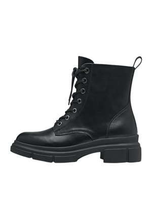 Bottines en cuir noir avec bout arrondi, semelle épaisse et fermeture à lacets. Comprend une languette de tirage à l'arrière et des œillets en métal. Texture lisse.