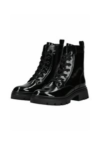 Botines de charol negro con cordones frontales, suelas gruesas y tiradores; acabado brillante con costuras reforzadas y suela texturizada.