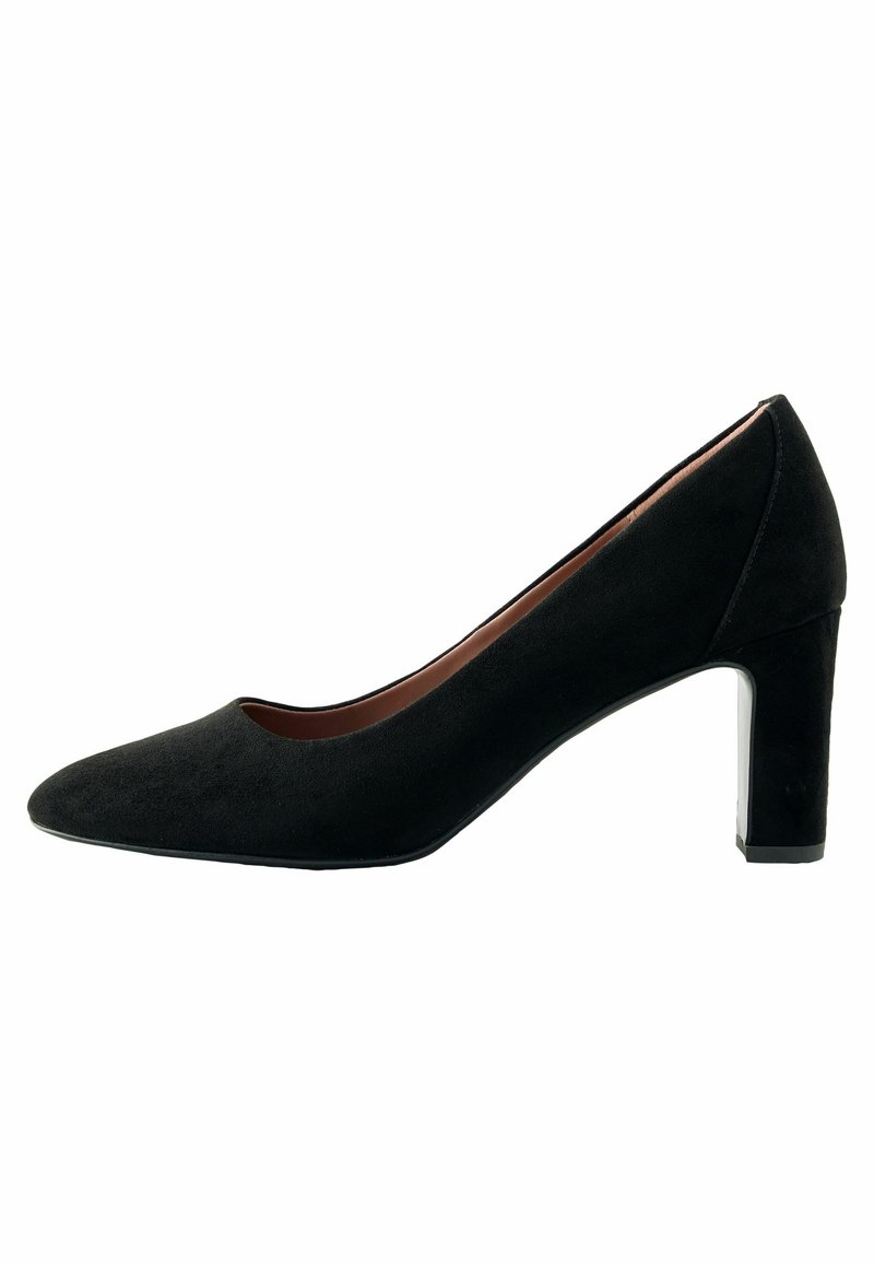 Zapato de tacón alto de ante negro con punta afilada y tacón grueso. Textura suave y diseño sencillo sin adornos.