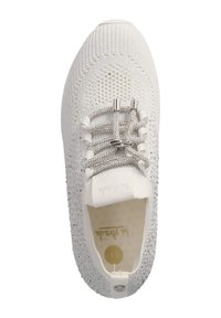 Witte gebreide sneaker met een gemêleerde bovenkant, zilveren accenten en decoratieve veters. Gevoerde binnenkant met een logo-detail.