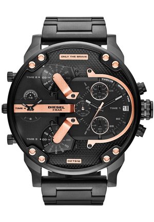 Montre Diesel noire et or rose avec plusieurs cadrans, affichage de la date, trois fuseaux horaires et texte "Only The Brave" sur le cadran.