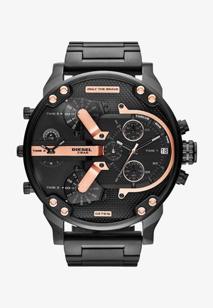 Montre Diesel noire et or rose avec plusieurs cadrans, affichage de la date, trois fuseaux horaires et texte "Only The Brave" sur le cadran.