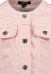 Giacca di denim rosa con colletto arrotondato, due tasche sul petto e bottoni a pressione argentati. Texture liscia e dettagli di cucitura visibili.