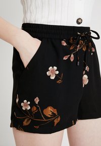 Vero Moda Šortky - black