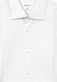 Weißes Slim-Fit-Hemd mit vertikalen Falten und glattem Stoff. Mit klassischem Kragen und fünf weißen Knöpfen in der Front.