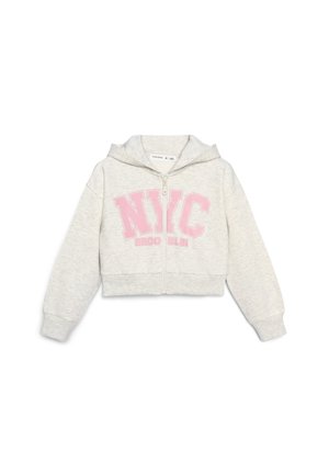 Jasnoszara krótka bluza z kapturem z różowym napisem "NYC Brooklyn", długimi rękawami, suwakiem z przodu oraz przyszytym kapturem.