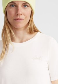 Witte katoenen T-shirt met een ronde hals en korte mouwen, voorzien van een subtiele beige logo gestikt op de linkerborst.