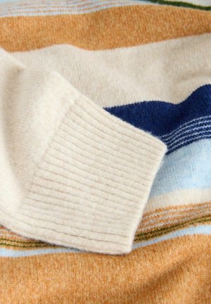 Sciarpa in maglia morbida con strisce crema, arancio, blu e verde, con una texture a coste su un'estremità e una finitura liscia nel complesso.